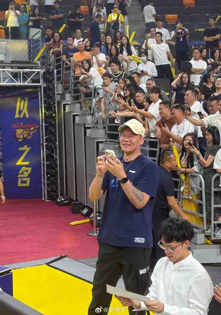巩晓彬打趣:朱总现在都戴上眼镜了 光拍视频吃得腮帮子都胖了